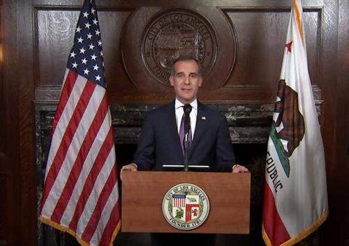 「美国政府」还要脸吗？美记者忍不住怒斥政府：病毒不管，却一定要刁难中国