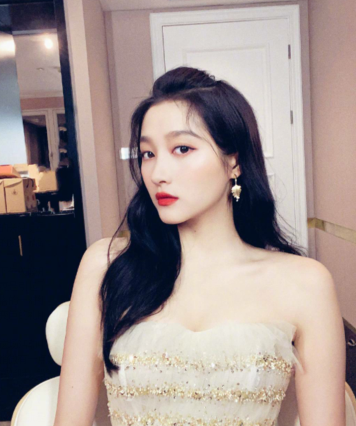 「关晓彤」以为有年龄差却是同龄人，王俊凯和宋威龙没啥，关晓彤这个绝了！