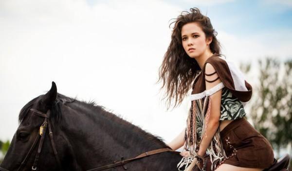 比伯|她片酬超过李连杰和成龙总和,甚至走路都要钱,吴京直言:请不起