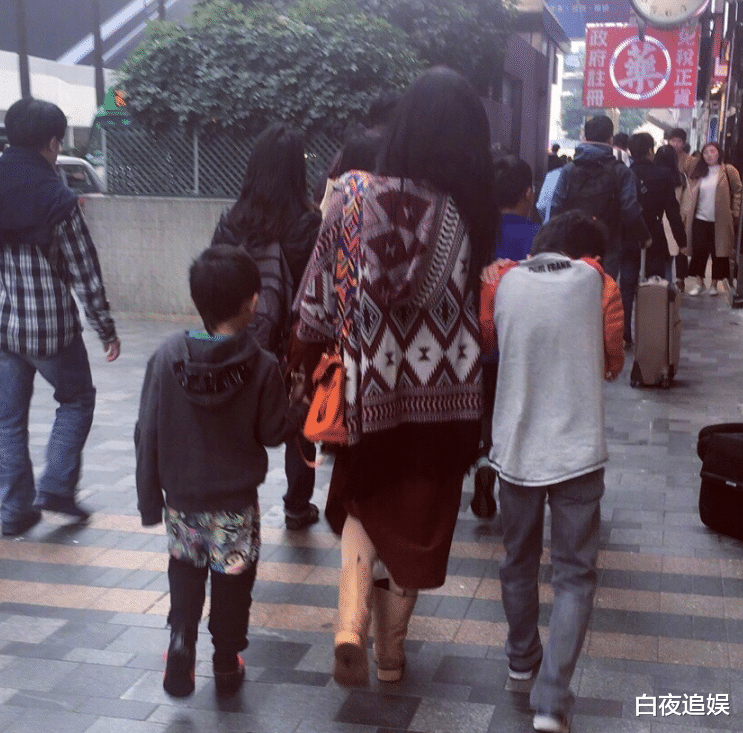 张柏芝|张柏芝大儿子“抽条”啦！13岁身高拔尖，怀抱妈妈男友力爆棚