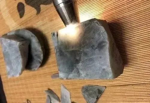 荷花|小伙1万4买的翡翠原石，切开后全是裂，却取出极品玻璃种！