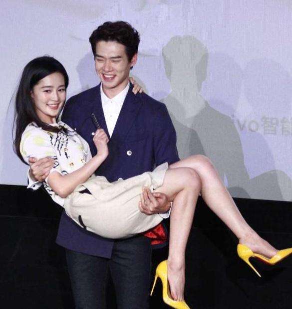 李沁|李沁的“玉女脚”在圈内有多大魅力？怪不得男的都稀罕小的