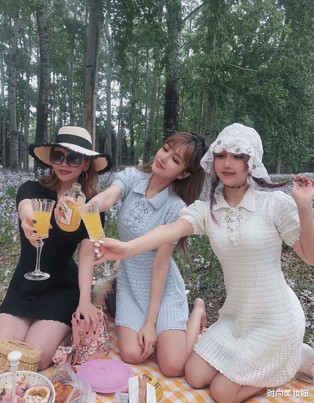 【连衣裙】周扬青非一般网红,穿镂空针织连衣裙配空气刘海,嫩成00后