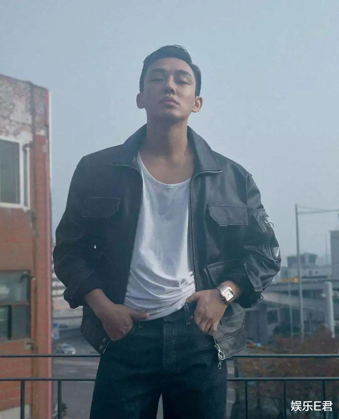 『刘亚仁』刘亚仁公开简洁寓所，独居15年逗猫为乐，靠液体食物解决吃饭问题