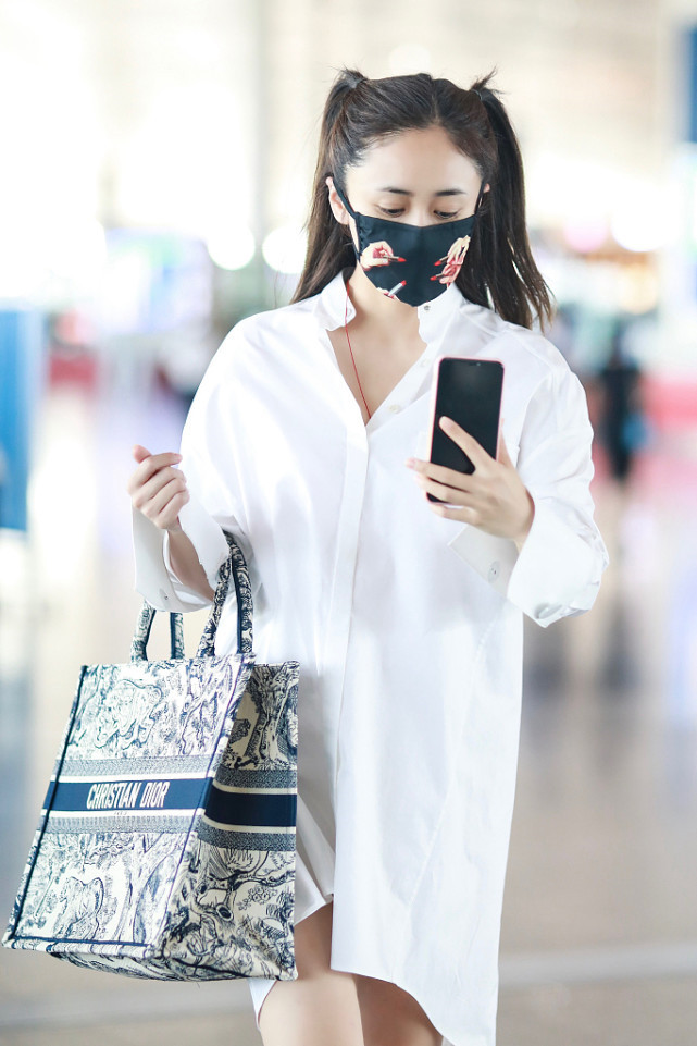 衬衫|刘芸在机场扎起双马尾,穿一条白色衬衫裙,不像已经38岁!