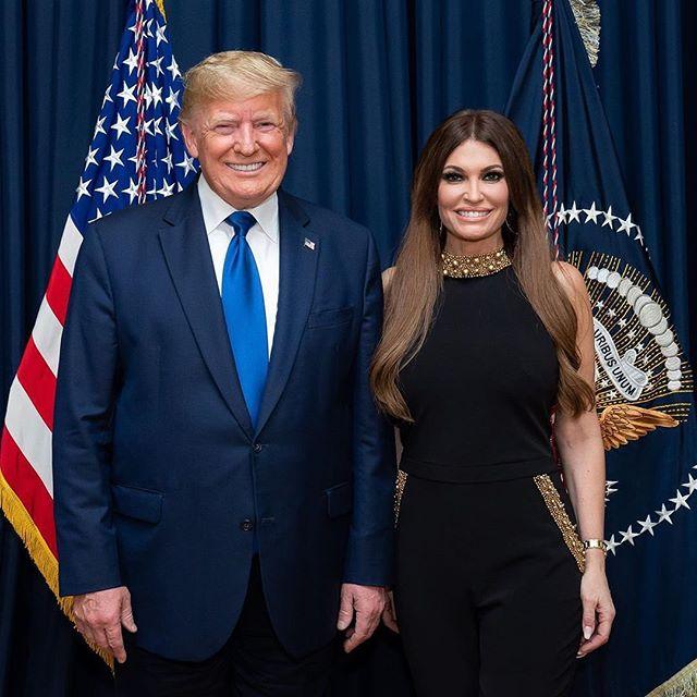 『特朗普』特朗普大儿子51岁女友秀性感却翻车！穿紧身裙小肚腩堪比梅拉尼娅