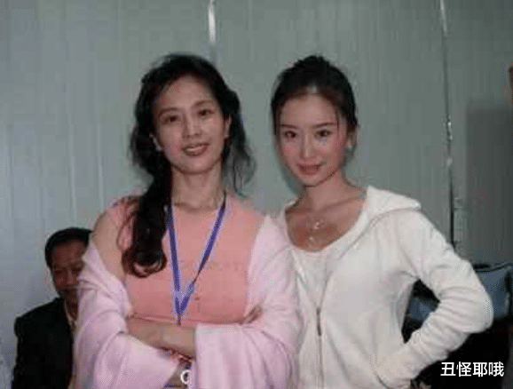 【刘亦菲】?刘亦菲是全家最丑，看到爸爸妈妈还有小姨照片，网友：神仙家庭