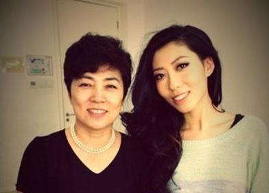 曲婉婷|曲婉婷为贪污3.5亿的母亲发声，一边加拿大自在生活，一边云孝顺