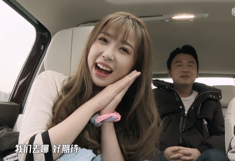 虞书欣|虞书欣脱外套没有及时穿上,下车时被抓拍,真实腰围瞬间藏不住