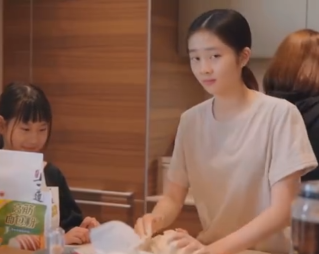 胡歌|多多学爸爸黄磊揉面，胡歌夸她专业，妈妈孙莉“补刀”太突然