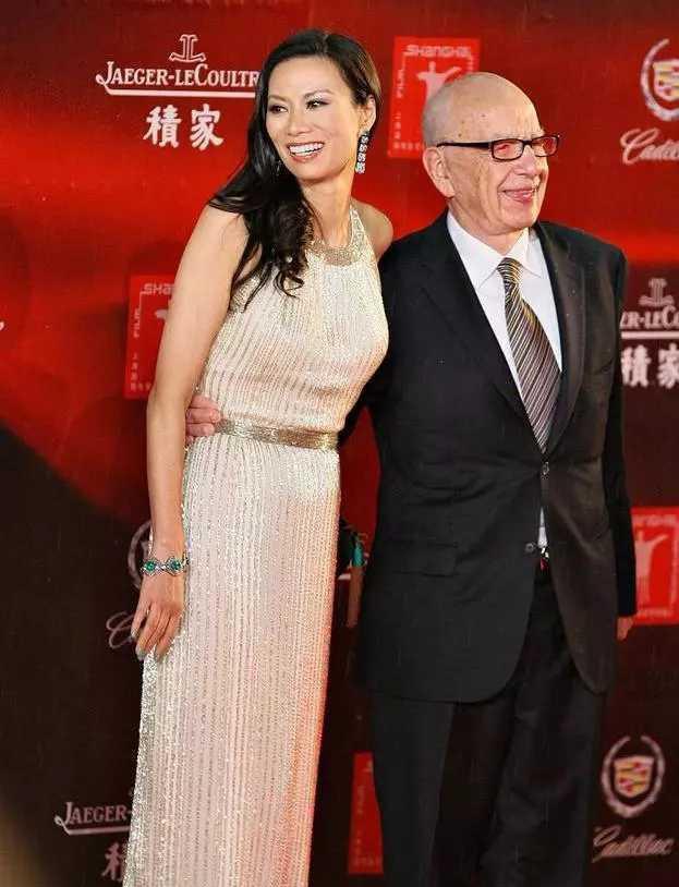 邓文迪|51岁的邓文迪真大胆,穿黄色斗篷裙配紫色口红,妆容怪异不敢认