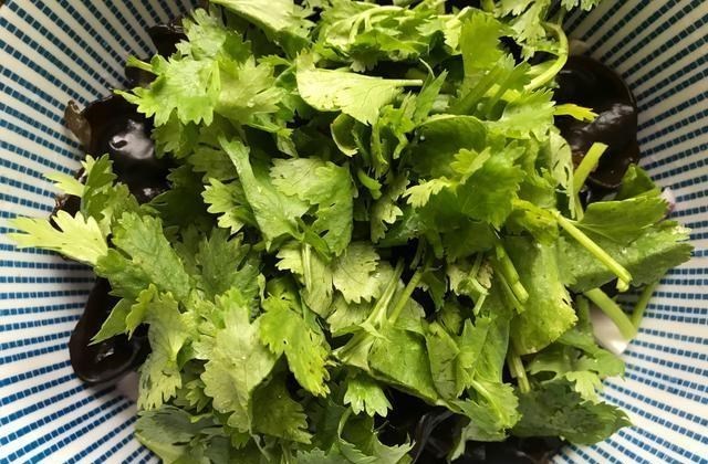 「木耳」最通便的不是芹菜，而是它，隔三差五吃1次，腰细了大肚子不见了