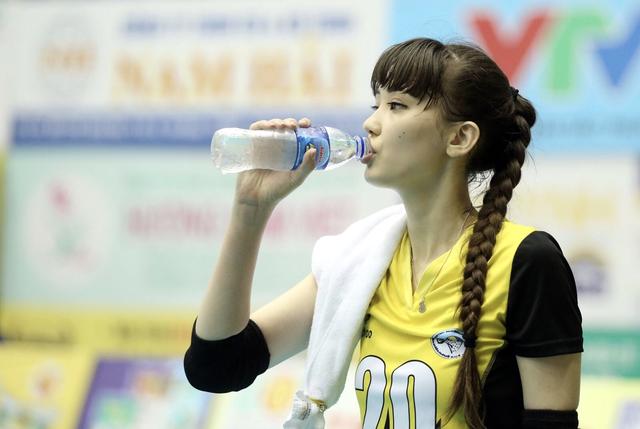 女排▲亚洲女排第一女神！被誉为“十二头身”黄金比例，23岁腿长1.2米