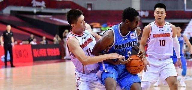 北京男篮|京粤大战吹罚有问题？5年前闵鹿蕾曾说：往内线去裁判对我们有利