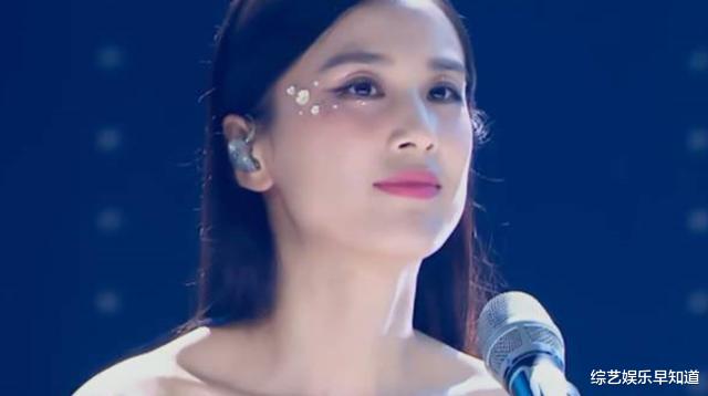 黄圣依■《乘风破浪的姐姐》黄圣依实际得分90，节目组怕被骂，改成80分！