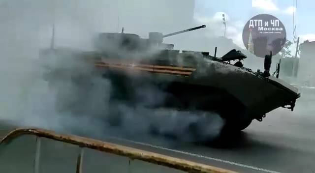 「军人」俄罗斯阅兵仪式差点成“国际笑话”，一名军人被捕，装甲车冒浓烟