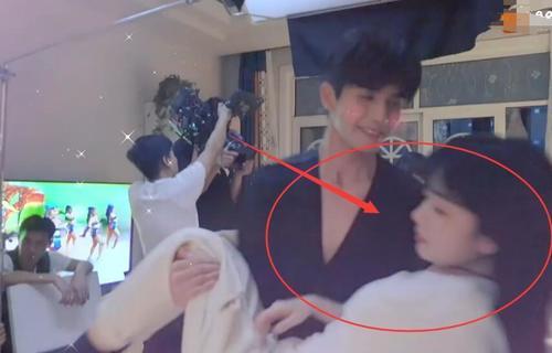 谭松韵|宋威龙公主抱谭松韵很甜？出镜头下一秒，这才是演员真实关系