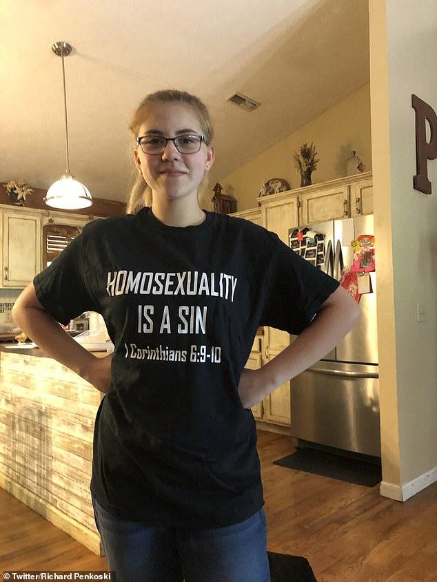 美國女生穿寫有“同性戀是罪”襯衫遭開除，怒告校方侵犯言論自由-圖2
