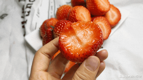 暴暴蓝的百味厨房 全民核酸后，最想吃一盒香甜可人的丹东红颜九九草莓！