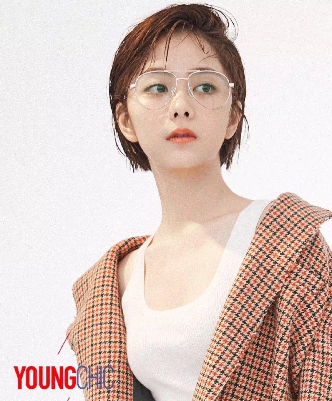 『短发』谭松韵短发时尚大片清爽来袭，雀斑妆搭配背心简单俏皮，可爱漂亮