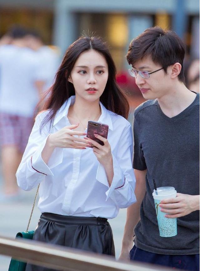 衬衫|纯白色衬衫搭配黑色小皮裤，清纯迷人，少女感洋溢