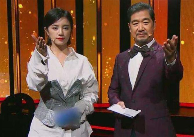 张国立|知名女主持现场失误，少穿一件衣服，同台张国立举止暴露人品！