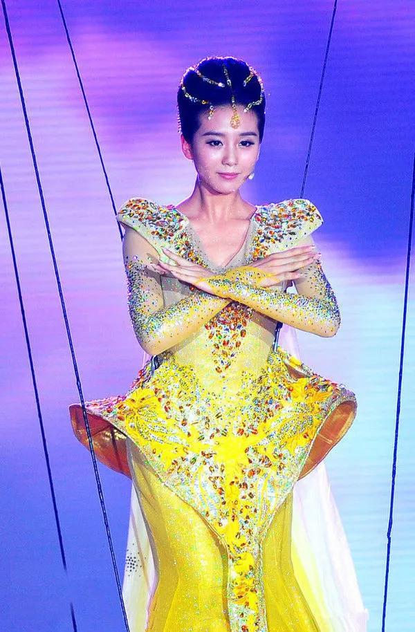 金鹰女神|宋茜金鹰女神造型邋遢惹吐槽，膀大腰圆堪称灾难，被嘲历届最丑