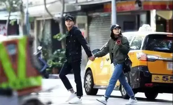 高圆圆|41岁高圆圆公开“撩骚”小鲜肉，赵又廷崩溃上热搜：说好的神仙爱情，又没了？