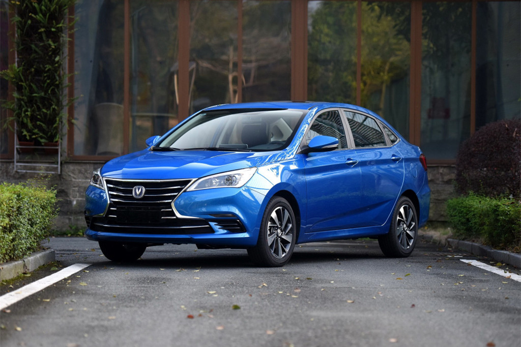 「轿车」5万左右，适合年轻人代步的4款轿车，有一款还是合资车！