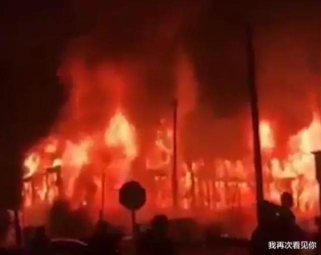 『美国』美国突发大规模暴动！万人洗劫全城 纵火烧楼 市民当街惨死