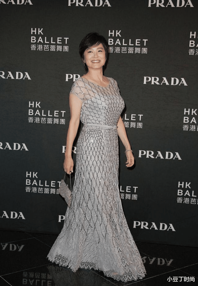 【林青霞】65岁林青霞太惊艳了，穿灰色连衣裙配短发亮相，气质高贵优雅