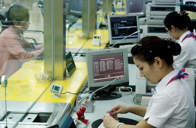 「利息」买彩票中了500万，拿到手400万，存银行能靠利息生活吗？