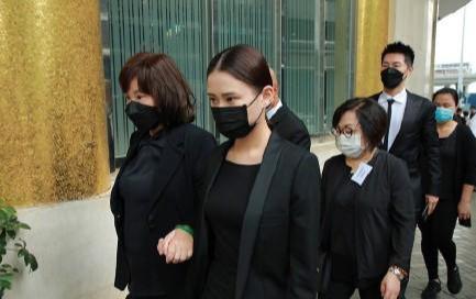 赌王|赌王原配孙女继承奶奶高颜值！3岁失去双亲，葬礼上赢得不动声色