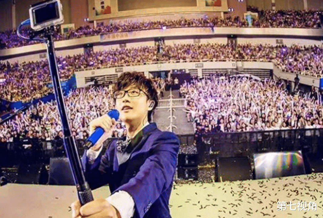 演唱会|他平时像个过气歌手一样， 一开演唱会连票都买不到