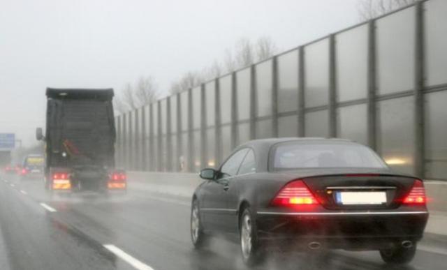 老司机|老司机雨天跑高速都这样做，新手司机：真是大有学问！