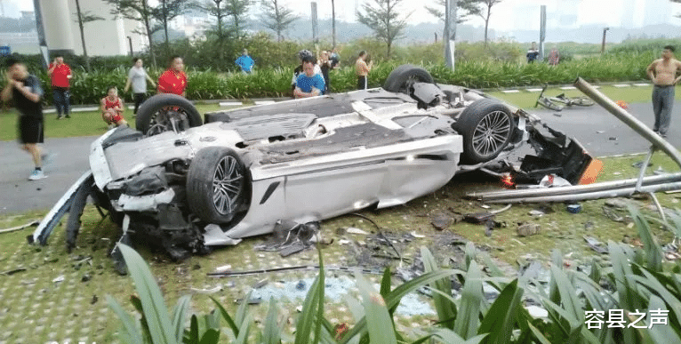 容县之声|广西一辆宝马20多米高处坠桥,司机被救后呼呼大睡!