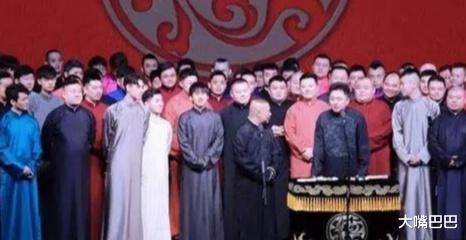 郭德纲▲12年前德云社旧照，曹云金在烧火做饭，郭德纲一点也不显老