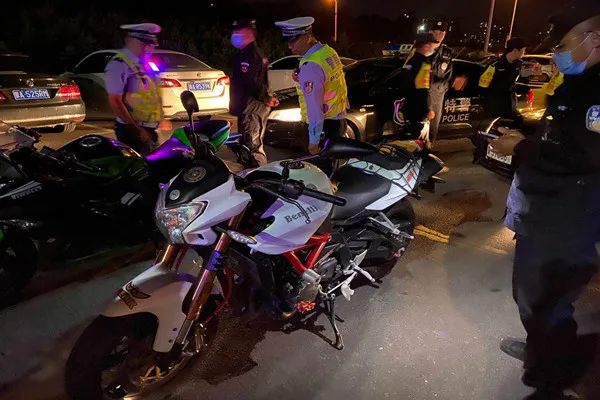 『内蒙古』内蒙古一地20余辆竞赛摩托车大晚上聚集比赛！摩托轰鸣刺耳严重民......