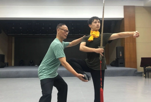 春晚|他是国家一级演员，18岁参加春晚一舞成名，如今43岁成人生赢家