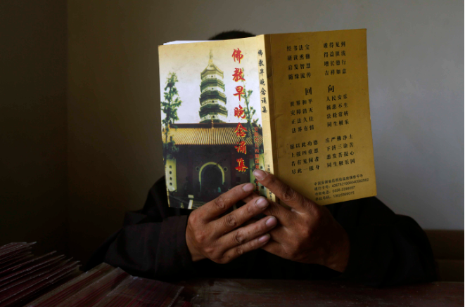 颜夕趣史|80后独守深山庙宇，靠着香火钱维持生活，有时一个月仅有40元