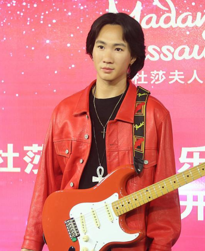 黄家驹：黄家驹送人的4首歌，谭咏麟一唱火了32年，最后一首包揽各项音乐大奖！