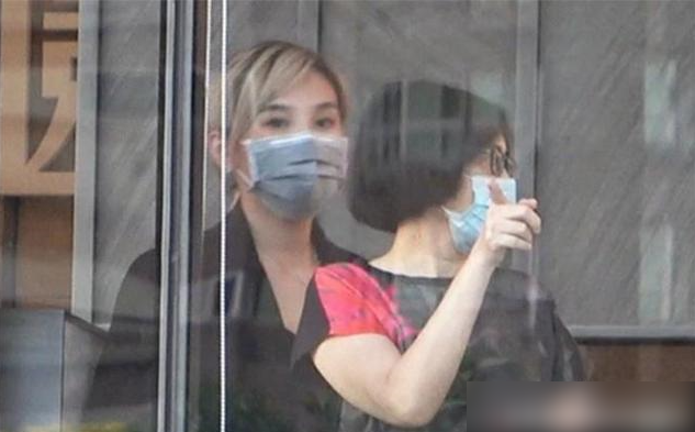 房产中介|知名女歌手半年赚2万多,为生活兼职做房产中介,卑躬屈膝好凄凉