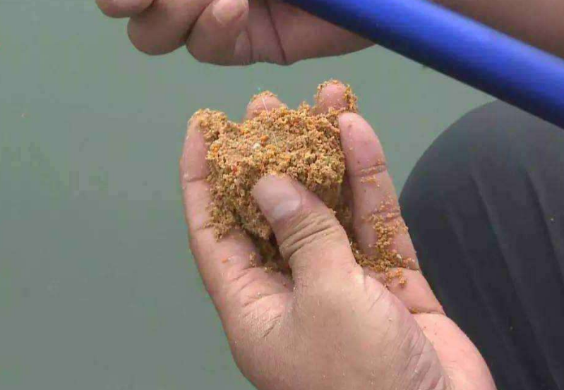 玉米|钓鱼高手分享秋天钓大鱼窝料的制作方法，好用就怕你鱼竿不够结实