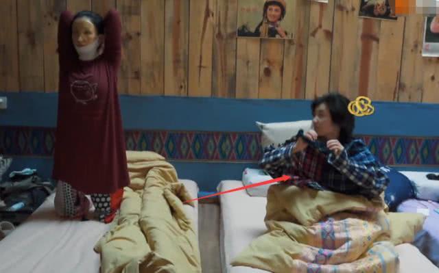 『张子枫』张子枫睡觉怕被拍，谁注意她睡衣的穿法，我看着都难受