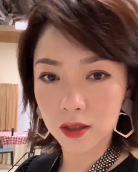 外来媳妇本地郎■《外来媳妇本地郎》她是最土媳妇，从来不化妆，戏外洋气判若两人！