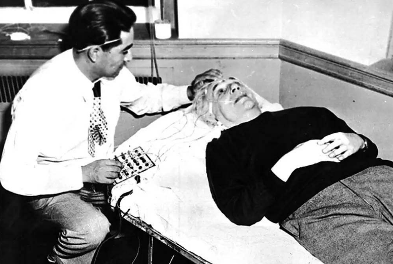 「爱因斯坦」多年前，偷走爱因斯坦大脑，并切成240片的人，研究出什么了吗？