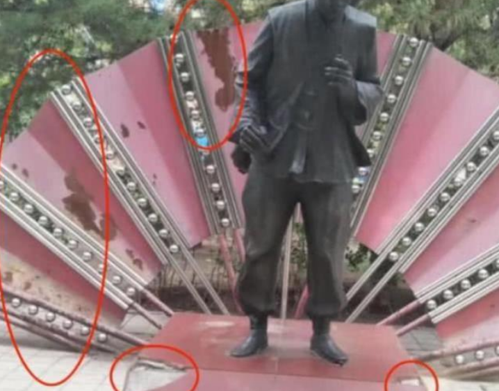 赵本山|赵本山铜像已残败不堪，景区无人问津，活人立雕像见过吗？