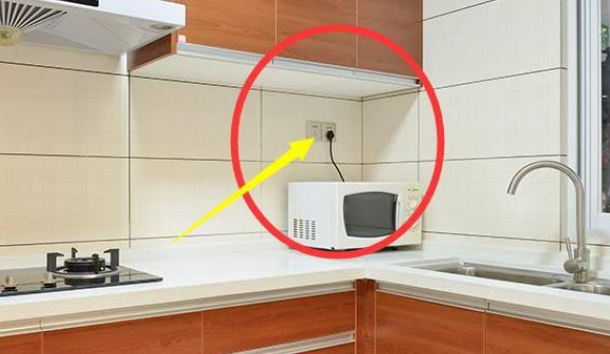 @电工帮我家这样装插座，我一看就让拆掉，用着很容易烧毁电器