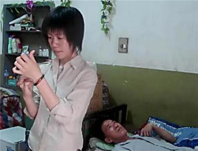 臆说古史|那位背着瘫痪父亲上学，以763分考进武大的广西孝女，现状如何？