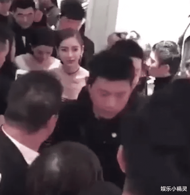 :baby现身机场被拍,看清她\身后\女子的五官,我怕是眼花了吧?